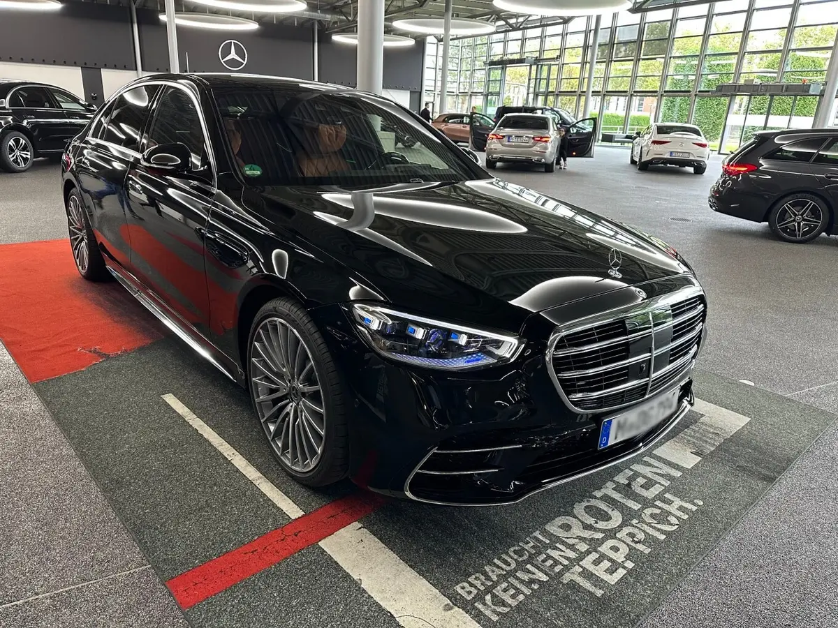 Mercedes Benz S-klasse S400 Long 4-Matic 2023, vue avant — Geneva Luxury Car Rental, Genève. Mercedes Benz S-klasse S400 Long 4-Matic à Genève Le Mercedes Benz S-klasse S400 Long…