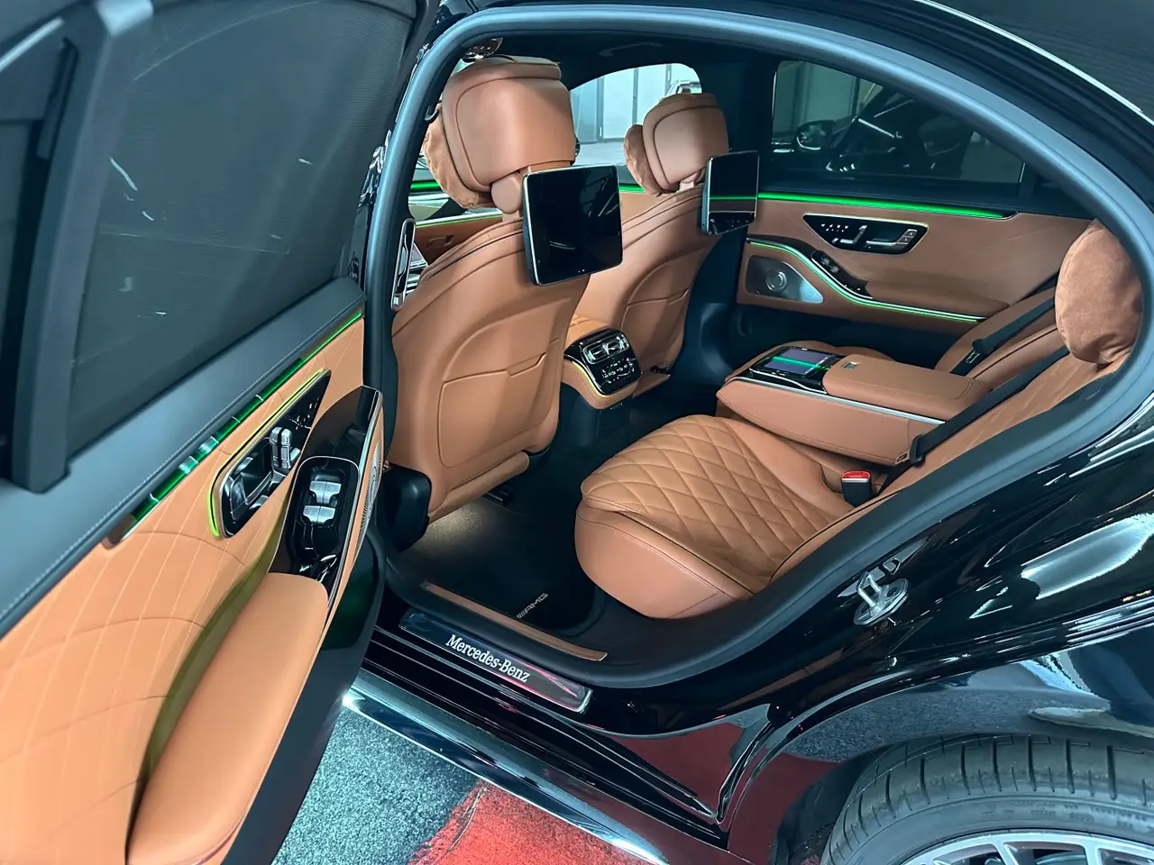 Mercedes Benz S-klasse S400 Long 4-Matic 2023, vue arrière — Geneva Luxury Car Rental, Genève. Mercedes Benz S-klasse S400 Long 4-Matic à Genève Le Mercedes Benz S-klasse S400 Long…