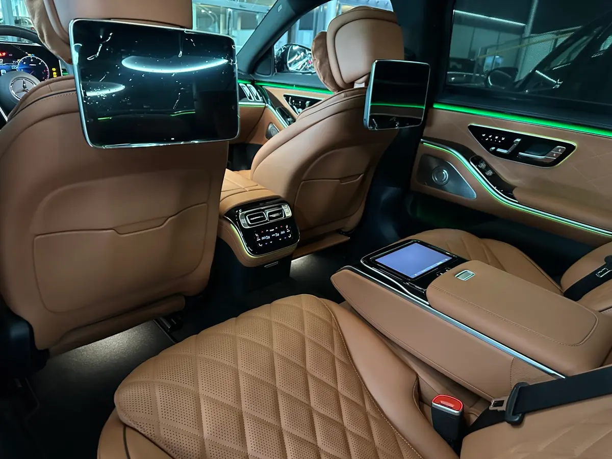 Mercedes Benz S-klasse S400 Long 4-Matic 2023, intérieur — Geneva Luxury Car Rental, Genève. Mercedes Benz S-klasse S400 Long 4-Matic à Genève Le Mercedes Benz S-klasse S400 Long…