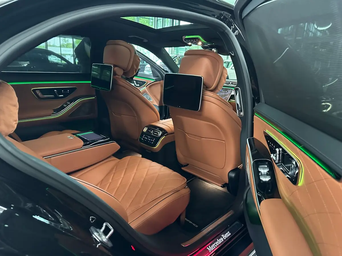 Mercedes Benz S-klasse S400 Long 4-Matic 2023, tableau de bord — Geneva Luxury Car Rental, Genève. Mercedes Benz S-klasse S400 Long 4-Matic à Genève Le Mercedes Benz S-klasse S400 Long…