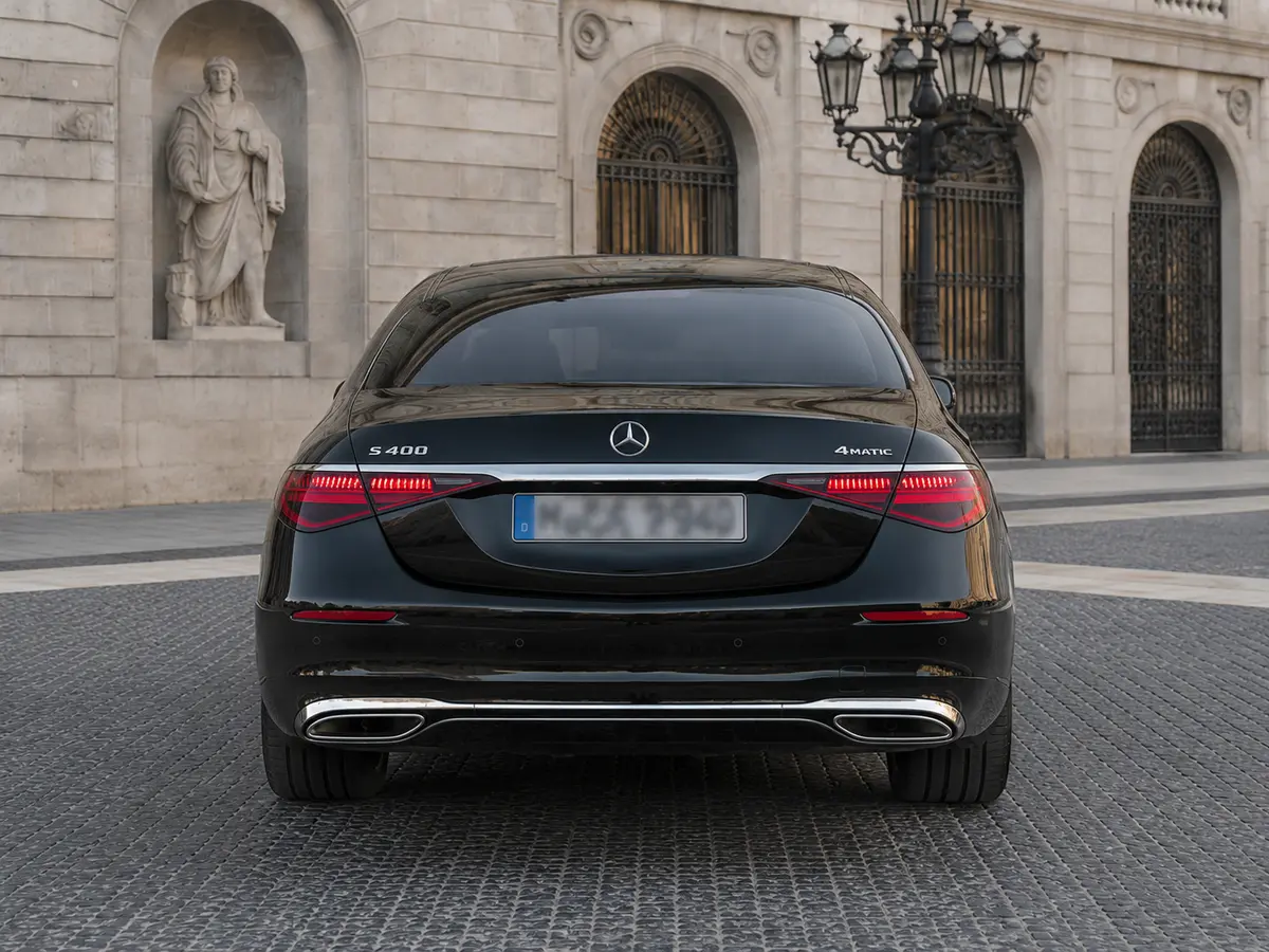 Mercedes Benz S-klasse S400 Long 4-Matic 2023, vue arrière — Geneva Luxury Car Rental, Genève. Mercedes Benz S-klasse S400 Long 4-Matic à Genève Le Mercedes Benz S-klasse S400 Long…