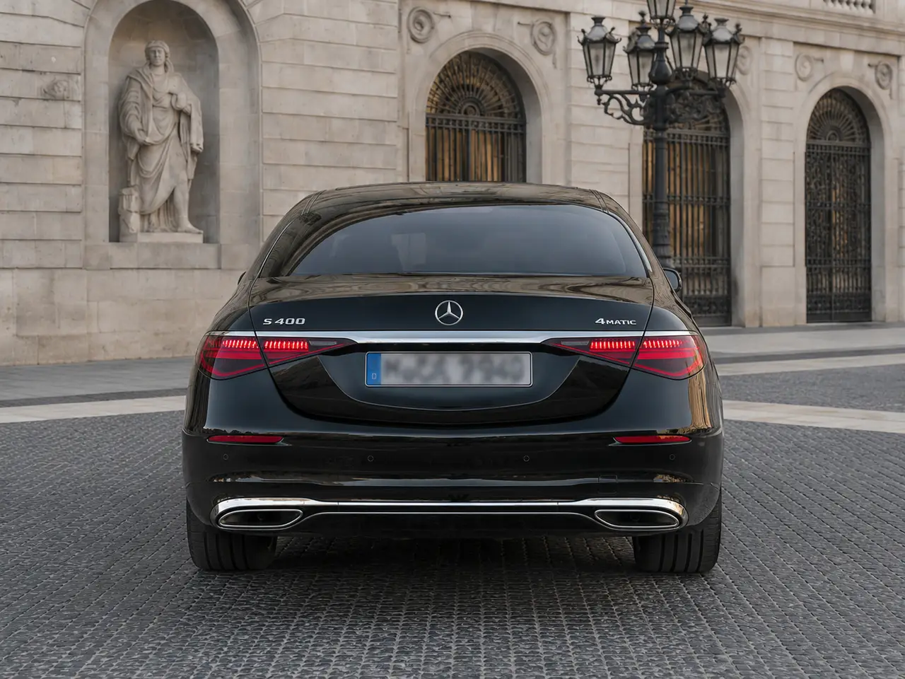 Mercedes Benz S-klasse S400 Long 4-Matic 2023, vue arrière — Geneva Luxury Car Rental, Genève. Mercedes Benz S-klasse S400 Long 4-Matic à Genève Le Mercedes Benz S-klasse S400 Long…