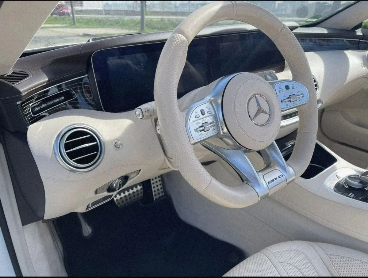 Mercedes Benz S560 Cabrio 2021, extérieur — Geneva Luxury Car Rental, Genève. Mercedes Benz S560 Cabrio à Genève La Mercedes Benz S560 Cabrio 2021 est disponible à la…