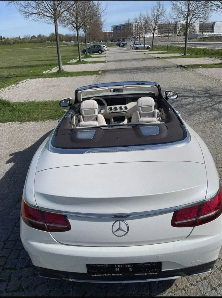 Mercedes Benz S560 Cabrio 2021, vue avant — Geneva Luxury Car Rental, Genève. Mercedes Benz S560 Cabrio à Genève La Mercedes Benz S560 Cabrio 2021 est disponible à la…
