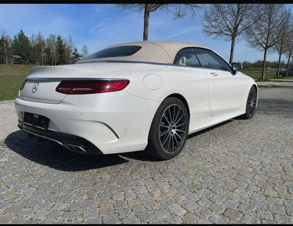 Mercedes Benz S560 Cabrio 2021, vue arrière — Geneva Luxury Car Rental, Genève. Mercedes Benz S560 Cabrio à Genève La Mercedes Benz S560 Cabrio 2021 est disponible à la…