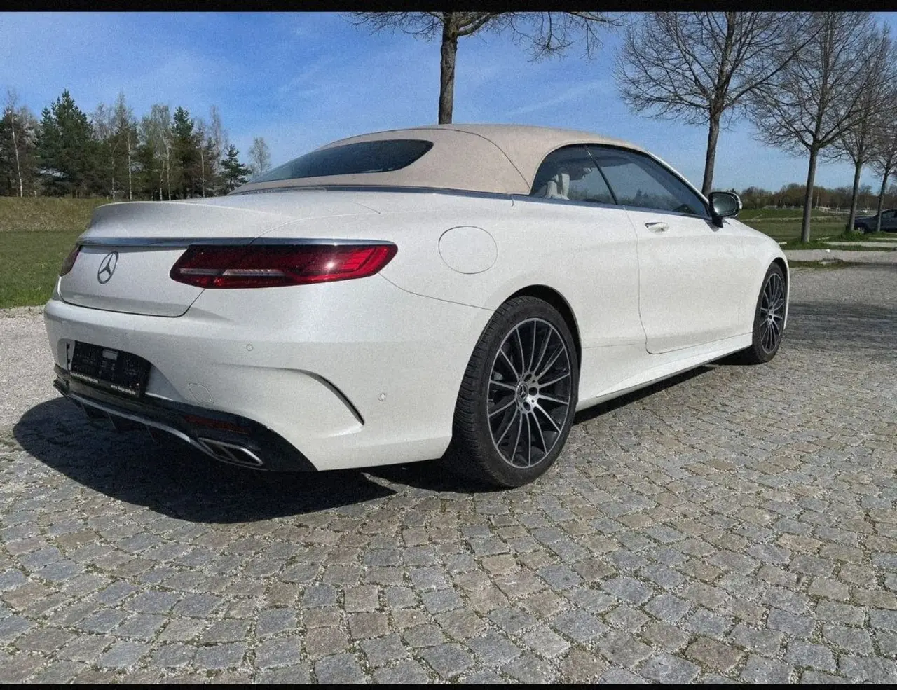 Mercedes Benz S560 Cabrio 2021, vue arrière — Geneva Luxury Car Rental, Genève. Mercedes Benz S560 Cabrio à Genève La Mercedes Benz S560 Cabrio 2021 est disponible à la…