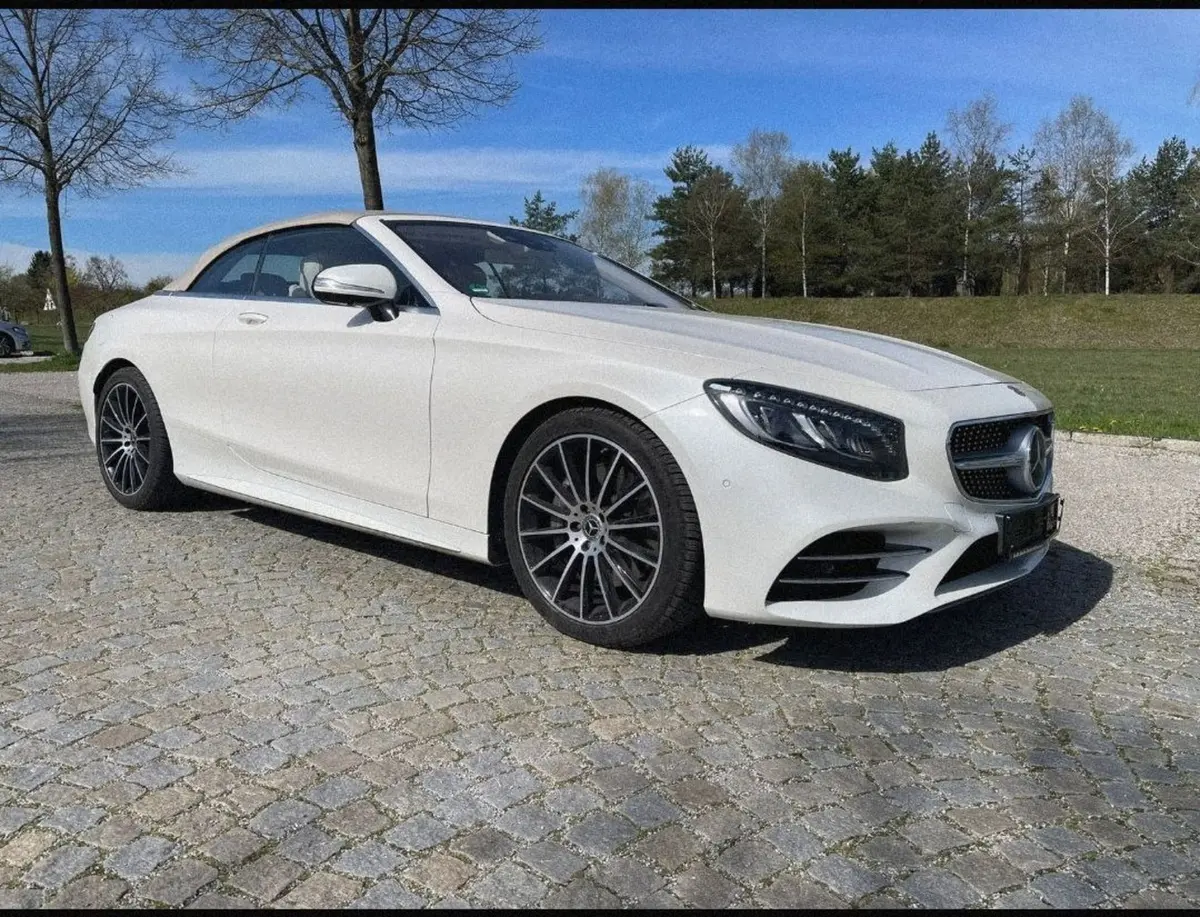 Mercedes Benz S560 Cabrio 2021 — Geneva Luxury Car Rental, Genève. Mercedes Benz S560 Cabrio à Genève La Mercedes Benz S560 Cabrio 2021 est disponible à la…