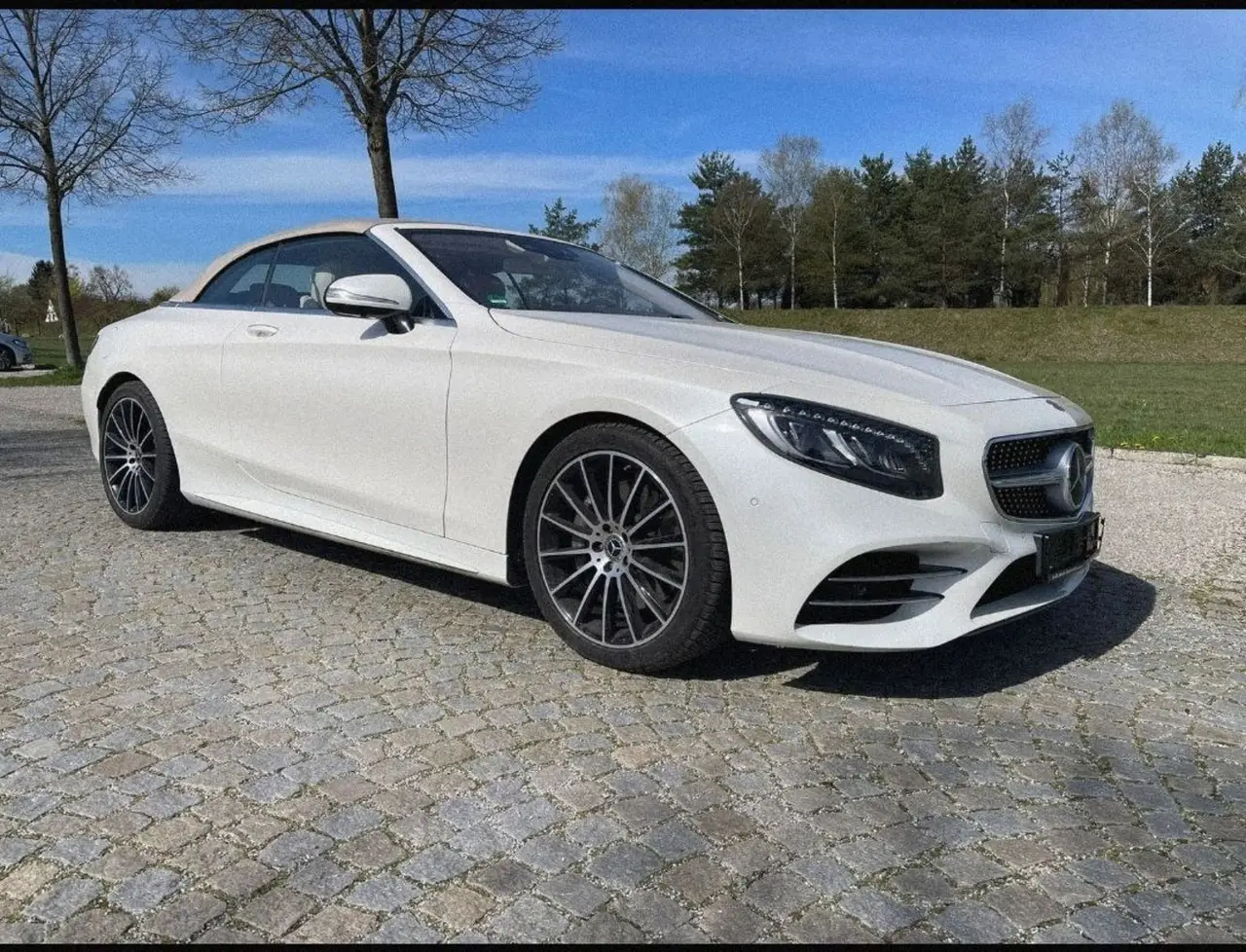 Mercedes Benz S560 Cabrio 2021 — Geneva Luxury Car Rental, Genève. Mercedes Benz S560 Cabrio à Genève La Mercedes Benz S560 Cabrio 2021 est disponible à la…