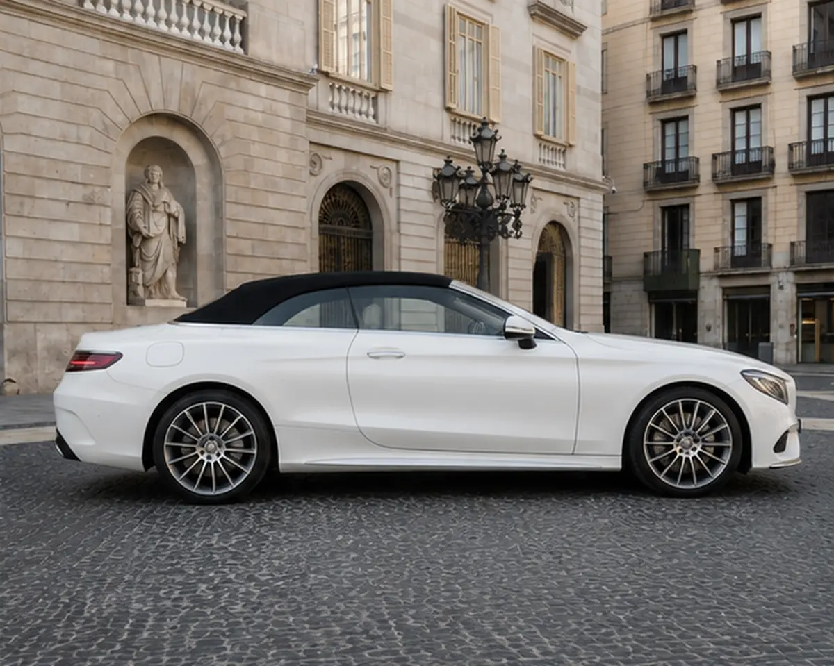 Mercedes Benz S560 Cabrio 2021, vue avant — Geneva Luxury Car Rental, Genève. Mercedes Benz S560 Cabrio à Genève La Mercedes Benz S560 Cabrio 2021 est disponible à la…