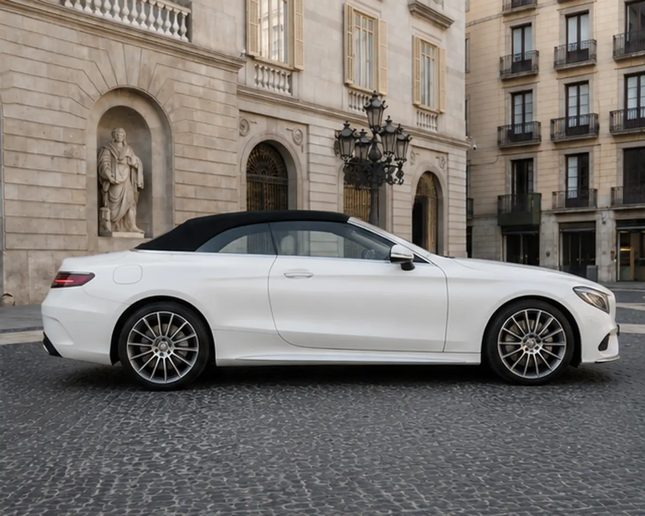Mercedes Benz S560 Cabrio 2021, vue avant — Geneva Luxury Car Rental, Genève. Mercedes Benz S560 Cabrio à Genève La Mercedes Benz S560 Cabrio 2021 est disponible à la…