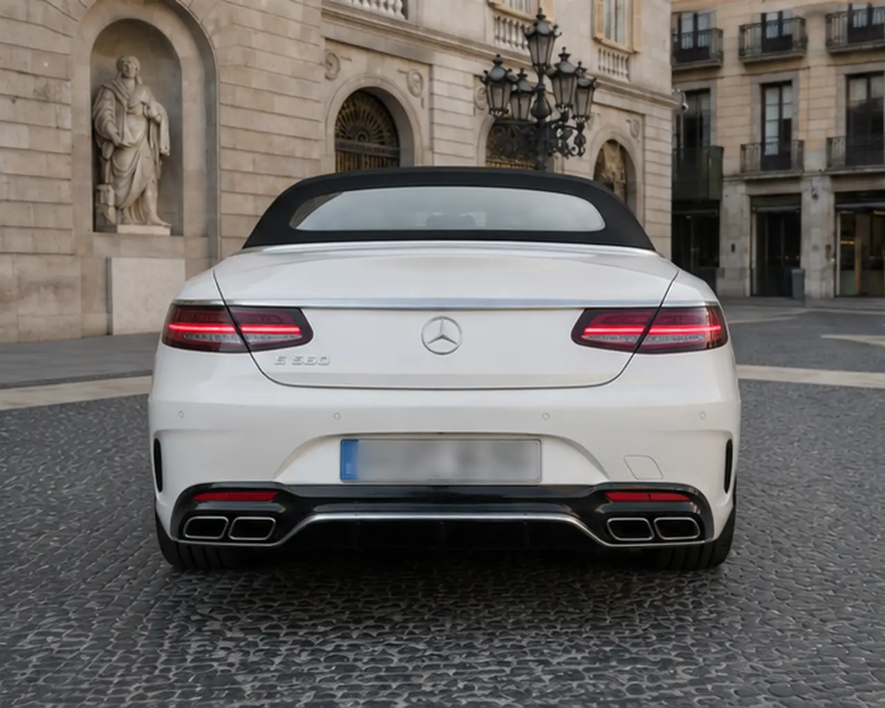 Mercedes Benz S560 Cabrio 2021, vue arrière — Geneva Luxury Car Rental, Genève. Mercedes Benz S560 Cabrio à Genève La Mercedes Benz S560 Cabrio 2021 est disponible à la…