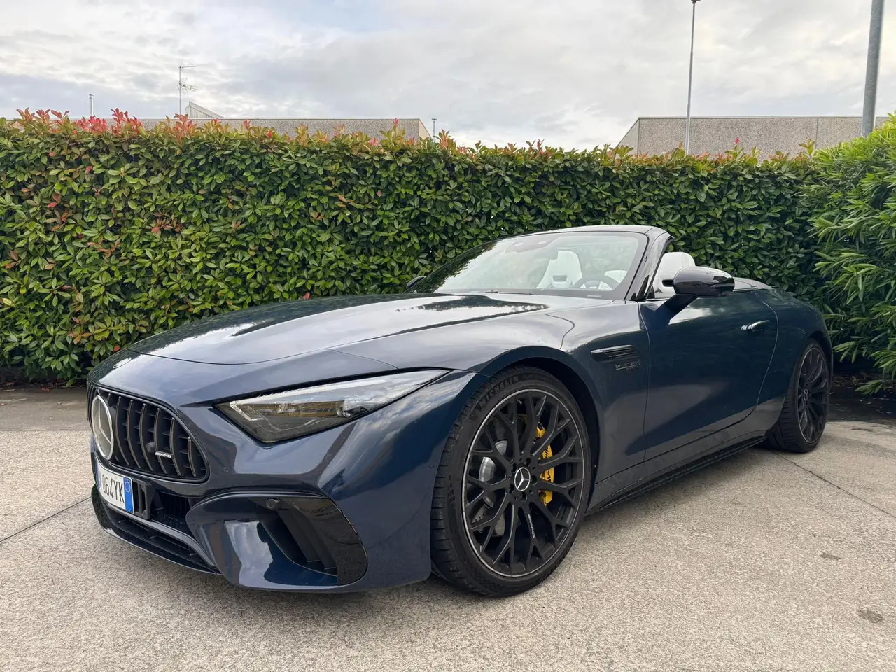Mercedes Benz SL 63 AMG 2025, vue arrière — Geneva Luxury Car Rental, Genève. Mercedes Benz SL 63 AMG à Genève La Mercedes Benz SL 63 AMG 2025 est proposée à la…