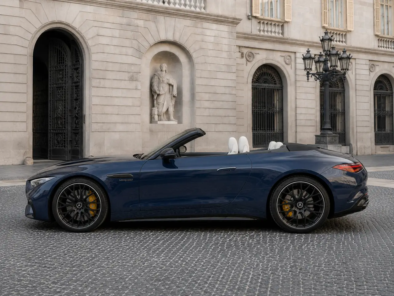Mercedes Benz SL 63 AMG 2025, extérieur — Geneva Luxury Car Rental, Genève. Mercedes Benz SL 63 AMG à Genève La Mercedes Benz SL 63 AMG 2025 est proposée à la…