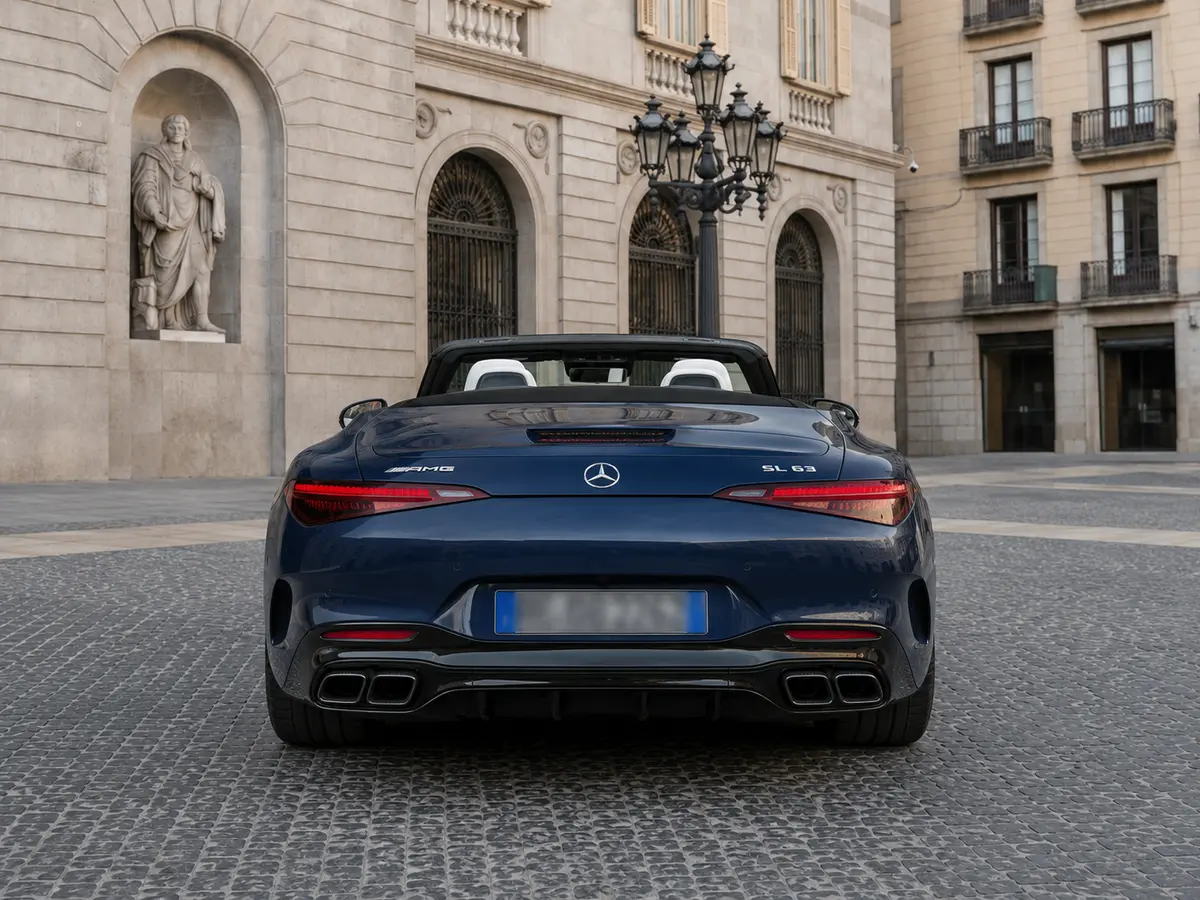 Mercedes Benz SL 63 AMG 2025, vue arrière — Geneva Luxury Car Rental, Genève. Mercedes Benz SL 63 AMG à Genève La Mercedes Benz SL 63 AMG 2025 est proposée à la…