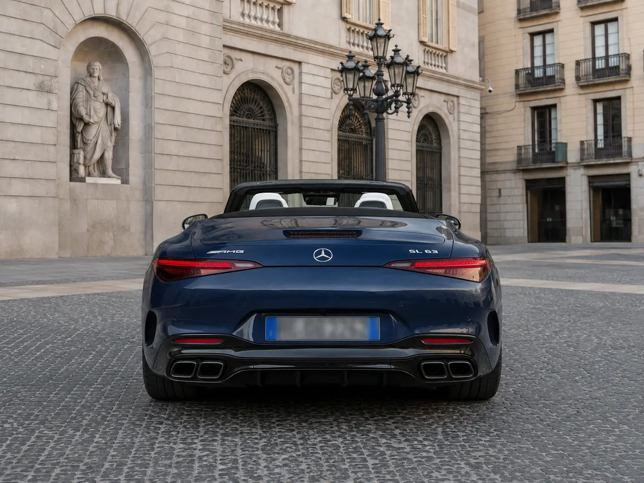 Mercedes Benz SL 63 AMG 2025, vue arrière — Geneva Luxury Car Rental, Genève. Mercedes Benz SL 63 AMG à Genève La Mercedes Benz SL 63 AMG 2025 est proposée à la…