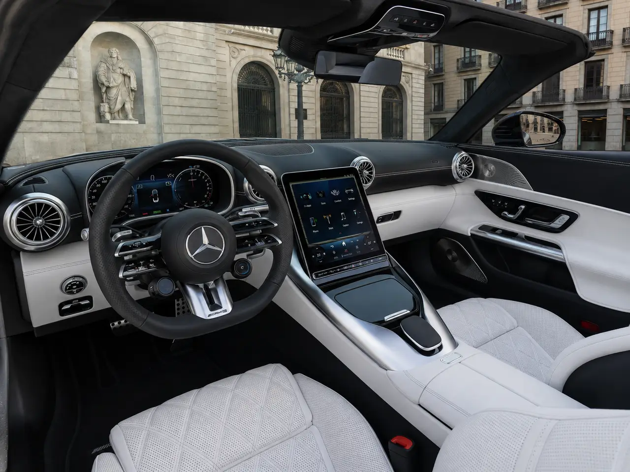 Mercedes Benz SL 63 AMG 2025, intérieur — Geneva Luxury Car Rental, Genève. Mercedes Benz SL 63 AMG à Genève La Mercedes Benz SL 63 AMG 2025 est proposée à la…