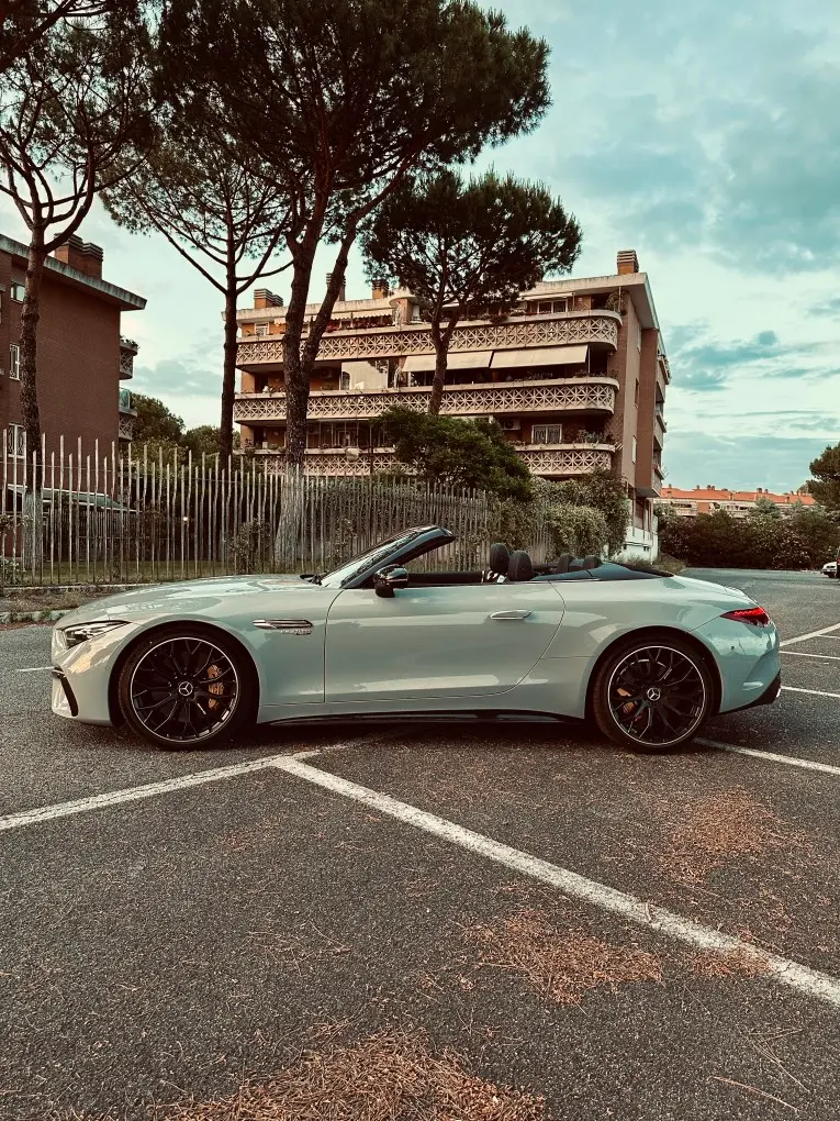 Mercedes Benz SL63 Cabrio 2023, extérieur — Geneva Luxury Car Rental, Genève. Mercedes Benz SL63 Cabrio à Genève La Mercedes Benz SL63 Cabrio 2023 est proposée à la…