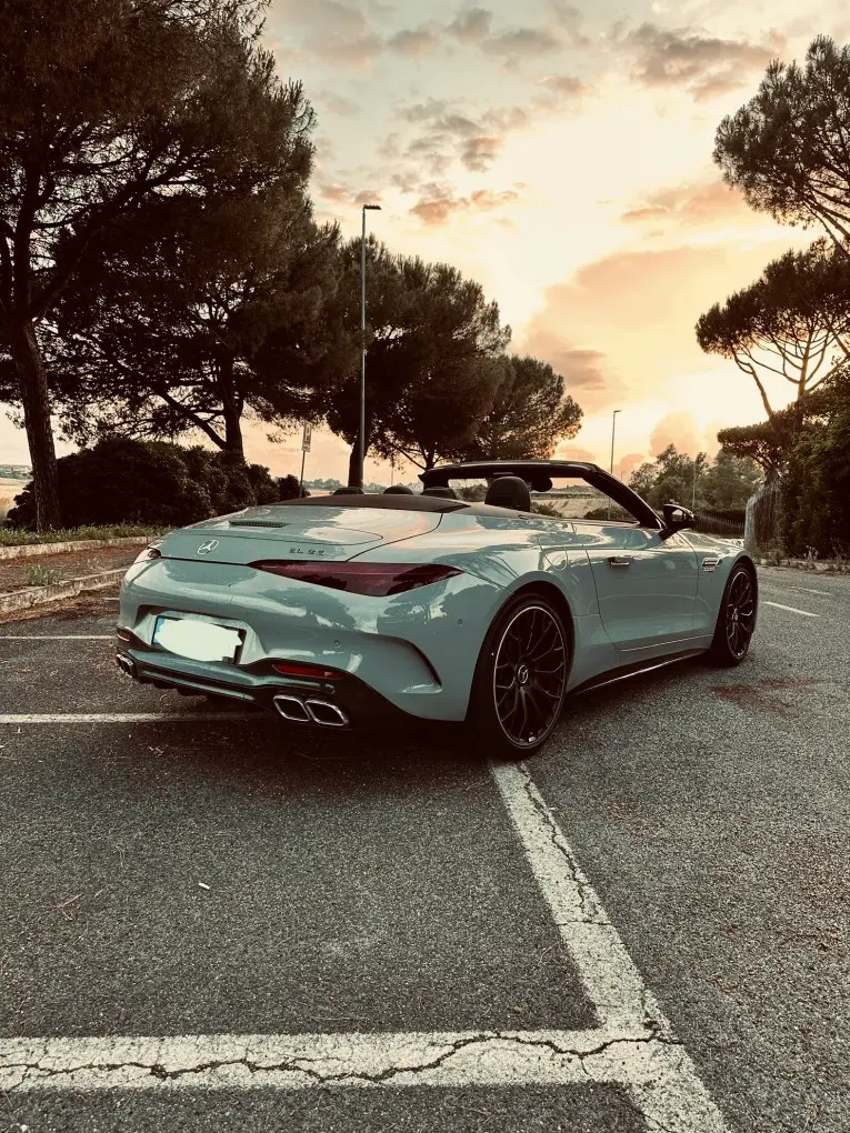 Mercedes Benz SL63 Cabrio 2023, vue arrière — Geneva Luxury Car Rental, Genève. Mercedes Benz SL63 Cabrio à Genève La Mercedes Benz SL63 Cabrio 2023 est proposée à la…