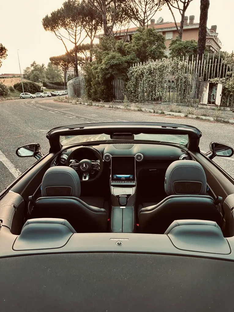 Mercedes Benz SL63 Cabrio 2023, intérieur — Geneva Luxury Car Rental, Genève. Mercedes Benz SL63 Cabrio à Genève La Mercedes Benz SL63 Cabrio 2023 est proposée à la…