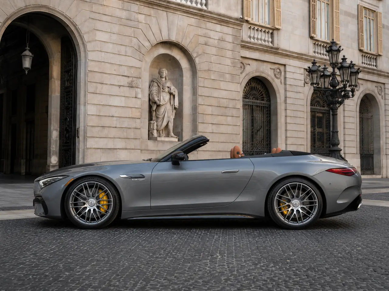 Mercedes Benz SL63 Cabrio 2023, extérieur — Geneva Luxury Car Rental, Genève. Mercedes Benz SL63 Cabrio à Genève La Mercedes Benz SL63 Cabrio 2023 est proposée à la…