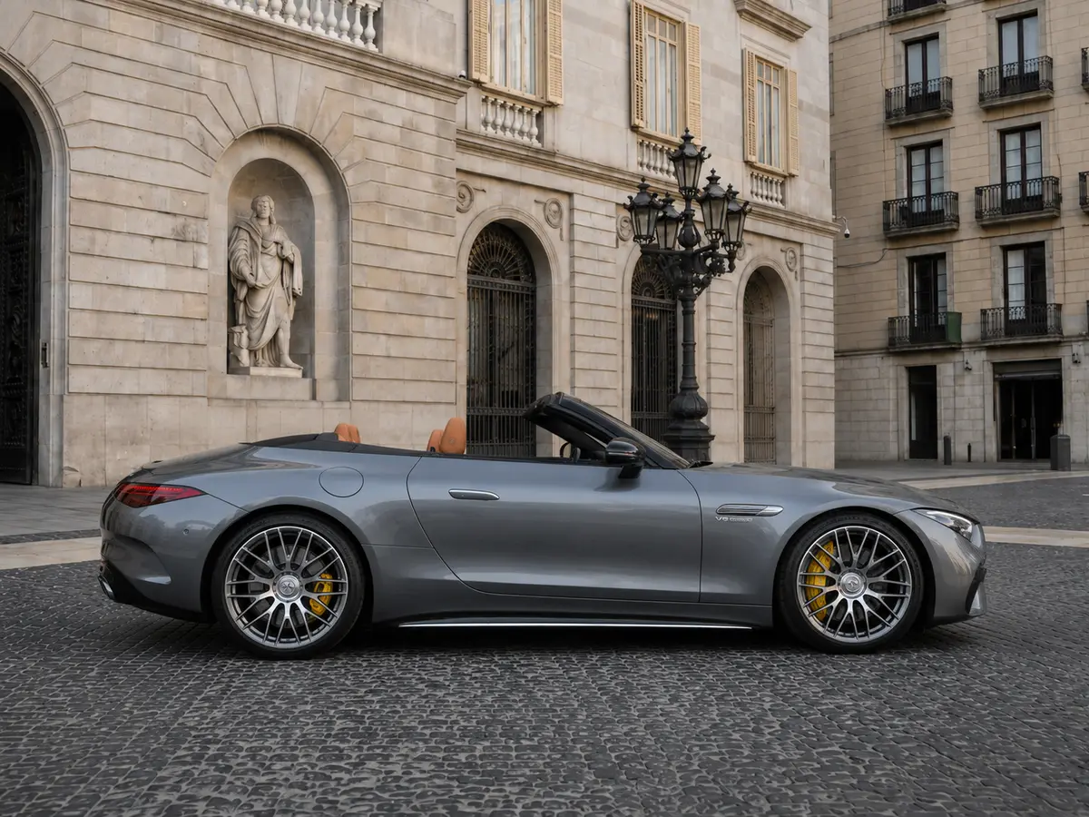 Mercedes Benz SL63 Cabrio 2023, vue avant — Geneva Luxury Car Rental, Genève. Mercedes Benz SL63 Cabrio à Genève La Mercedes Benz SL63 Cabrio 2023 est proposée à la…