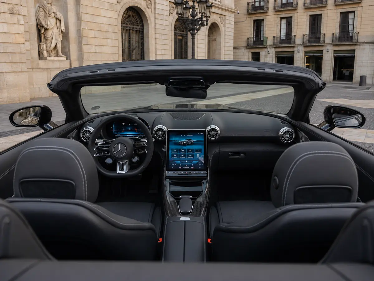 Mercedes Benz SL63 Cabrio 2023, intérieur — Geneva Luxury Car Rental, Genève. Mercedes Benz SL63 Cabrio à Genève La Mercedes Benz SL63 Cabrio 2023 est proposée à la…