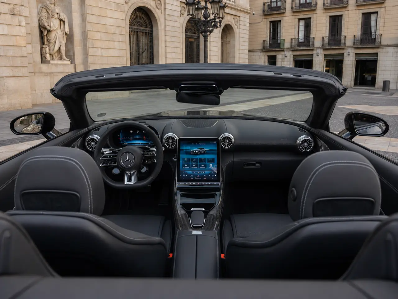 Mercedes Benz SL63 Cabrio 2023, intérieur — Geneva Luxury Car Rental, Genève. Mercedes Benz SL63 Cabrio à Genève La Mercedes Benz SL63 Cabrio 2023 est proposée à la…