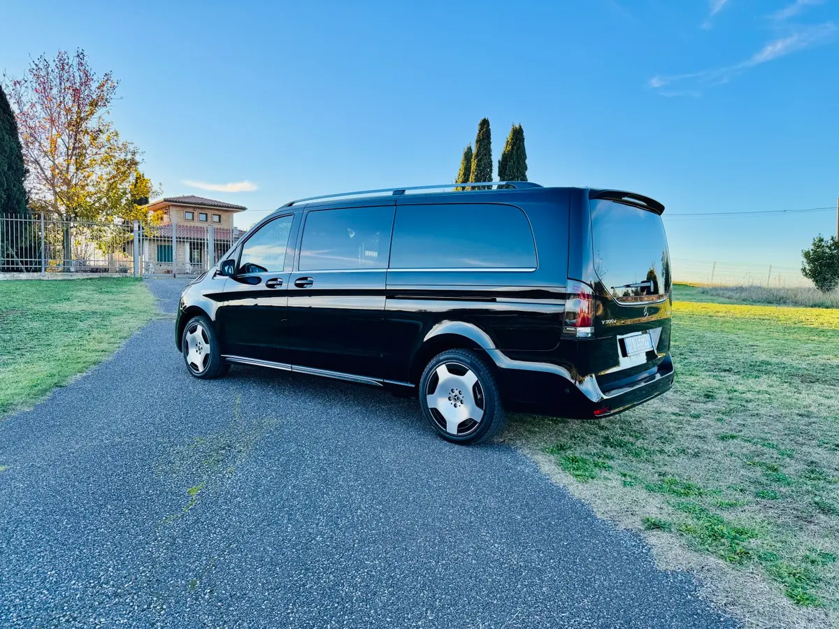 Mercedes Benz V300 4x4 XL Exclusive 7 seats 2025, extérieur — Geneva Luxury Car Rental, Genève. Mercedes Benz V300 4x4 XL Exclusive 7 seats à Genève Le Mercedes Benz V300 4x4 XL…