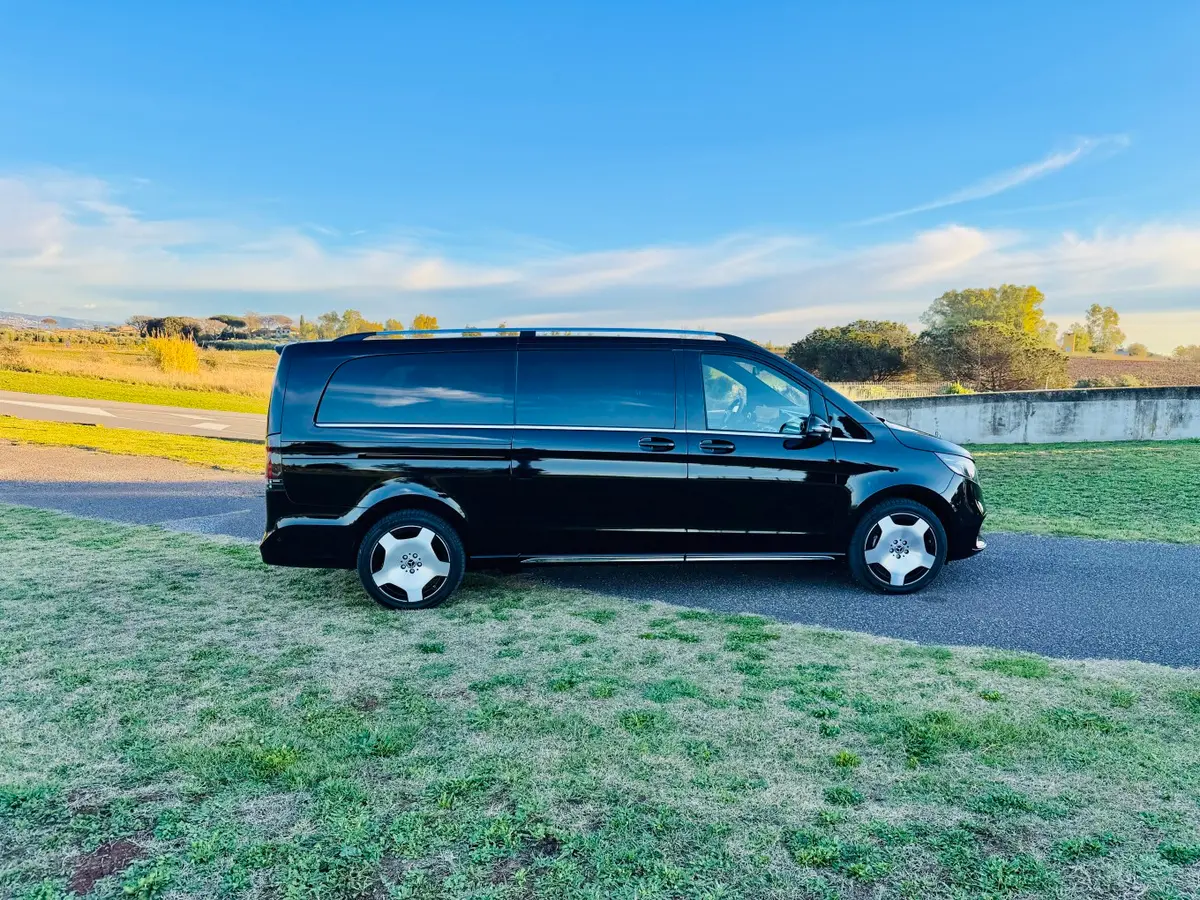 Mercedes Benz V300 4x4 XL Exclusive 7 seats 2025, vue avant — Geneva Luxury Car Rental, Genève. Mercedes Benz V300 4x4 XL Exclusive 7 seats à Genève Le Mercedes Benz V300 4x4 XL…