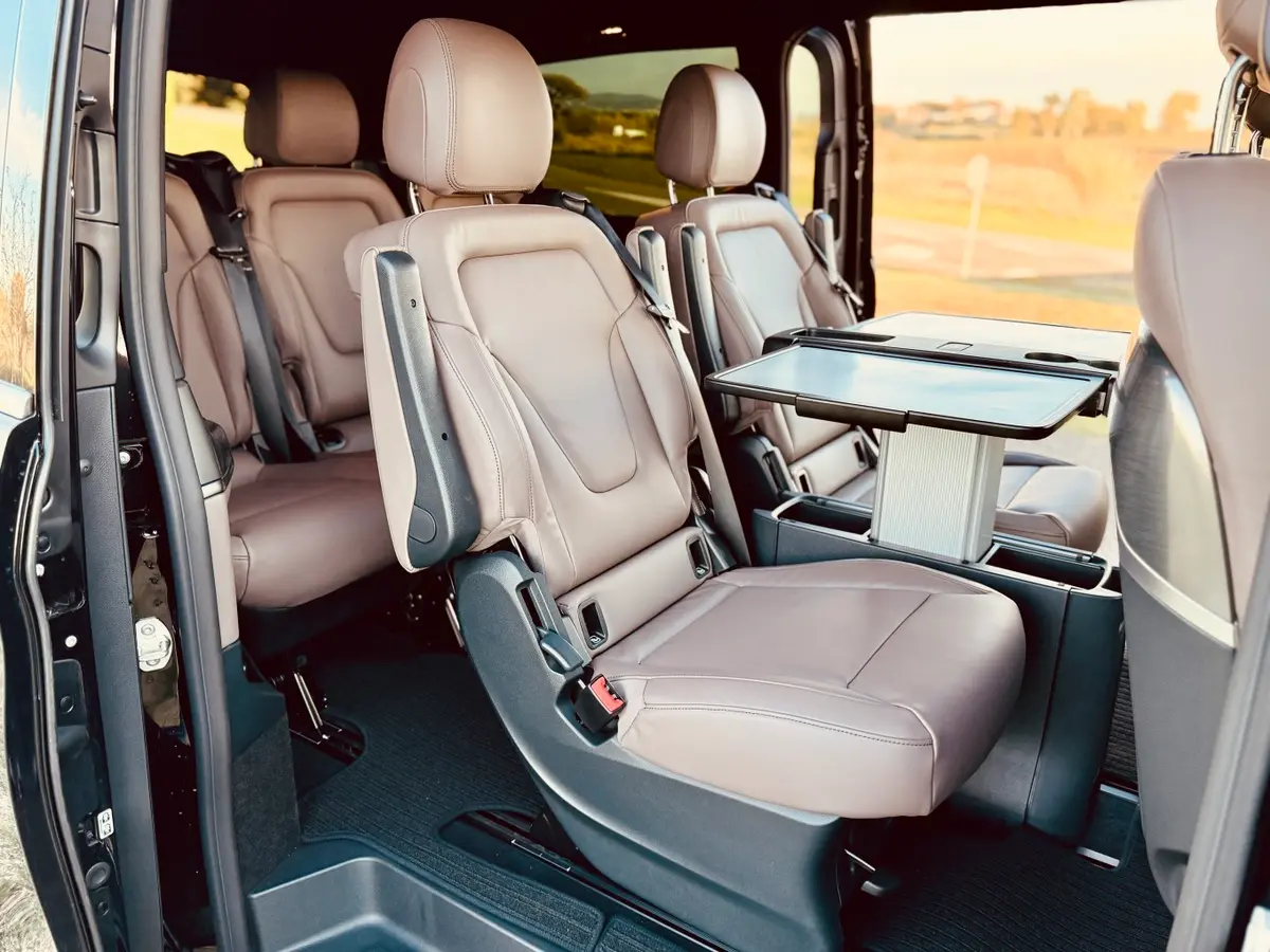 Mercedes Benz V300 4x4 XL Exclusive 7 seats 2025, vue arrière — Geneva Luxury Car Rental, Genève. Mercedes Benz V300 4x4 XL Exclusive 7 seats à Genève Le Mercedes Benz V300 4x4 XL…