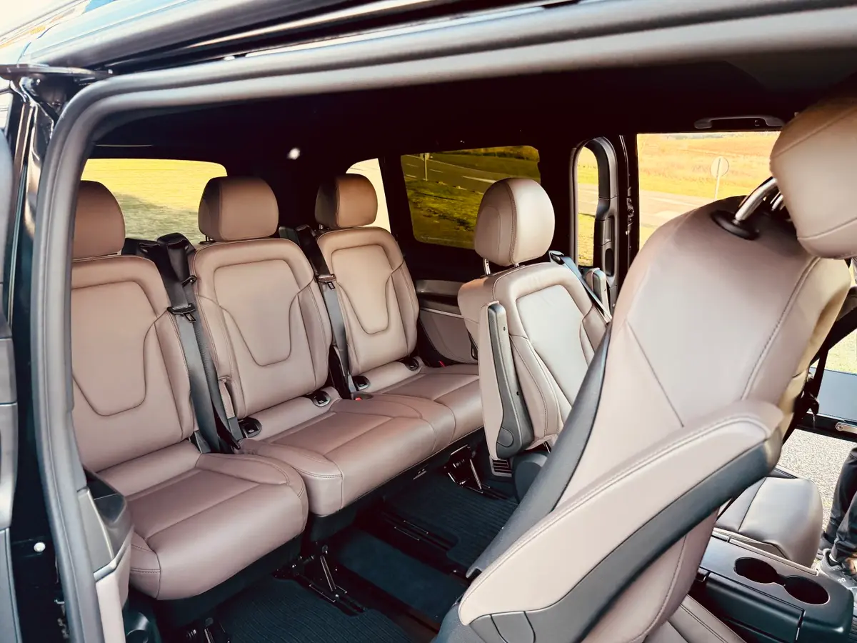 Mercedes Benz V300 4x4 XL Exclusive 7 seats 2025, intérieur — Geneva Luxury Car Rental, Genève. Mercedes Benz V300 4x4 XL Exclusive 7 seats à Genève Le Mercedes Benz V300 4x4 XL…