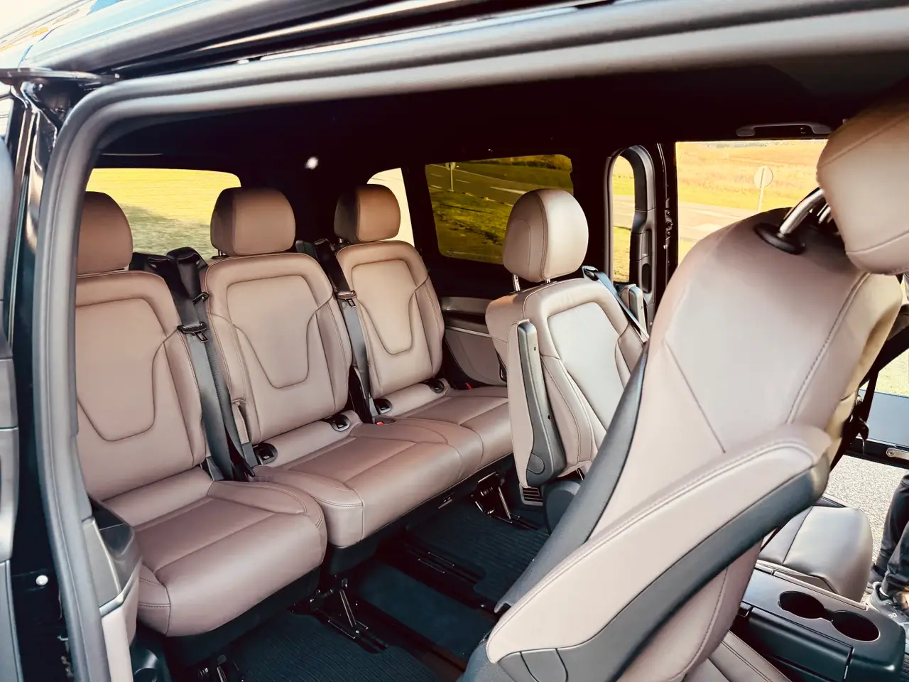 Mercedes Benz V300 4x4 XL Exclusive 7 seats 2025, intérieur — Geneva Luxury Car Rental, Genève. Mercedes Benz V300 4x4 XL Exclusive 7 seats à Genève Le Mercedes Benz V300 4x4 XL…
