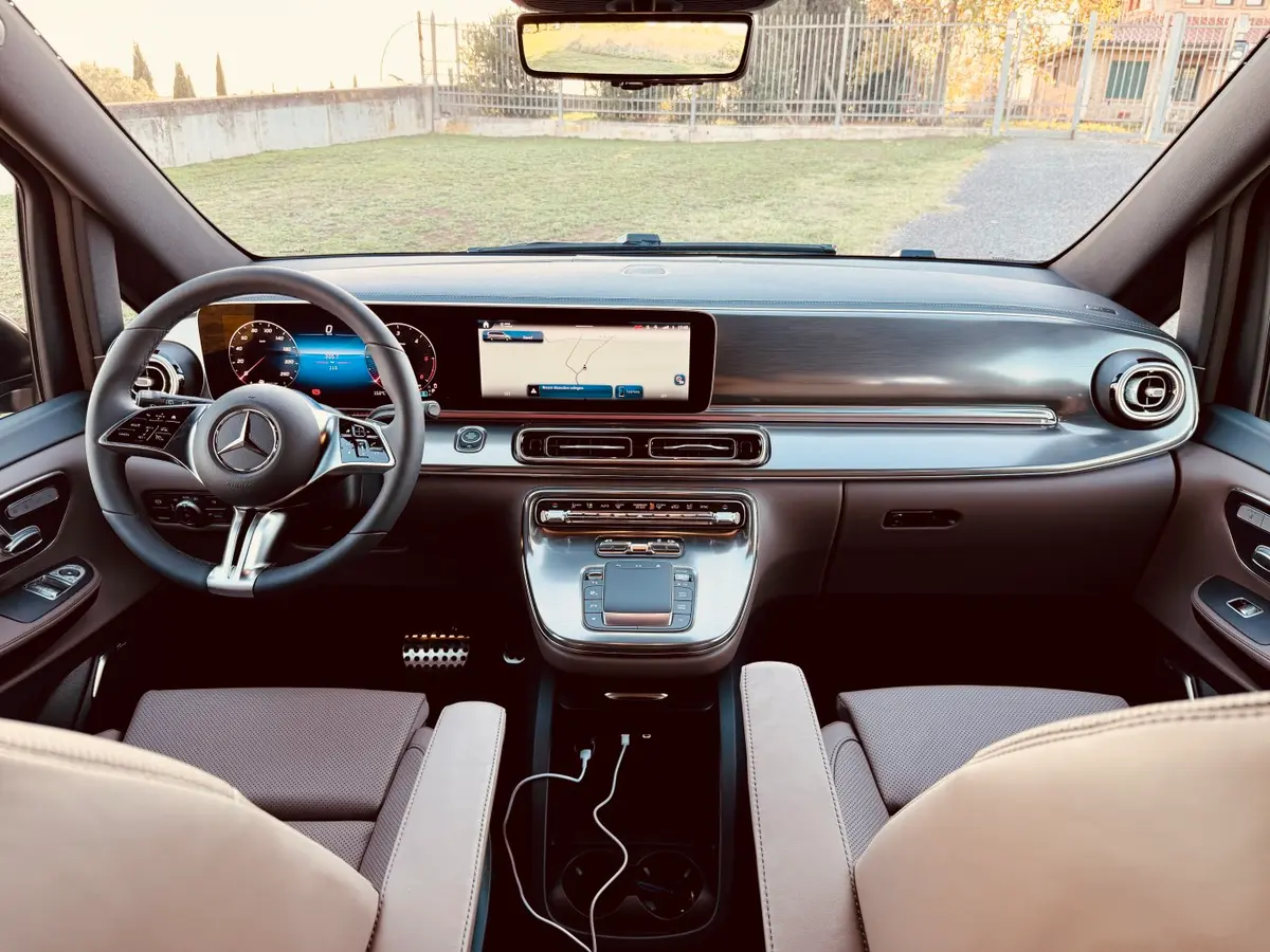 Mercedes Benz V300 4x4 XL Exclusive 7 seats 2025, tableau de bord — Geneva Luxury Car Rental, Genève. Mercedes Benz V300 4x4 XL Exclusive 7 seats à Genève Le Mercedes Benz V300 4x4 XL…