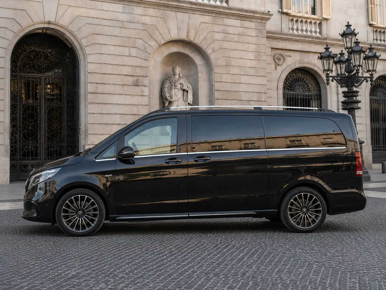 Mercedes Benz V300 4x4 XL Exclusive 7 seats 2025, extérieur — Geneva Luxury Car Rental, Genève. Mercedes Benz V300 4x4 XL Exclusive 7 seats à Genève Le Mercedes Benz V300 4x4 XL…