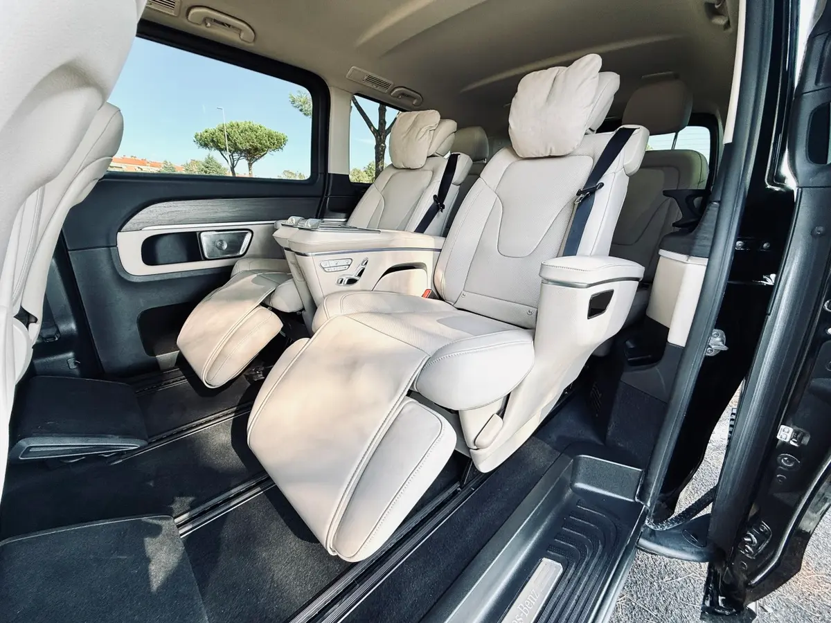 Mercedes Benz V300 4x4 XL VIP (Captain, 7 seat) 2025, extérieur — Geneva Luxury Car Rental, Genève. Mercedes Benz V300 4x4 XL VIP (Captain, 7 seat) à Genève Le Mercedes Benz V300 4x4 XL VIP…