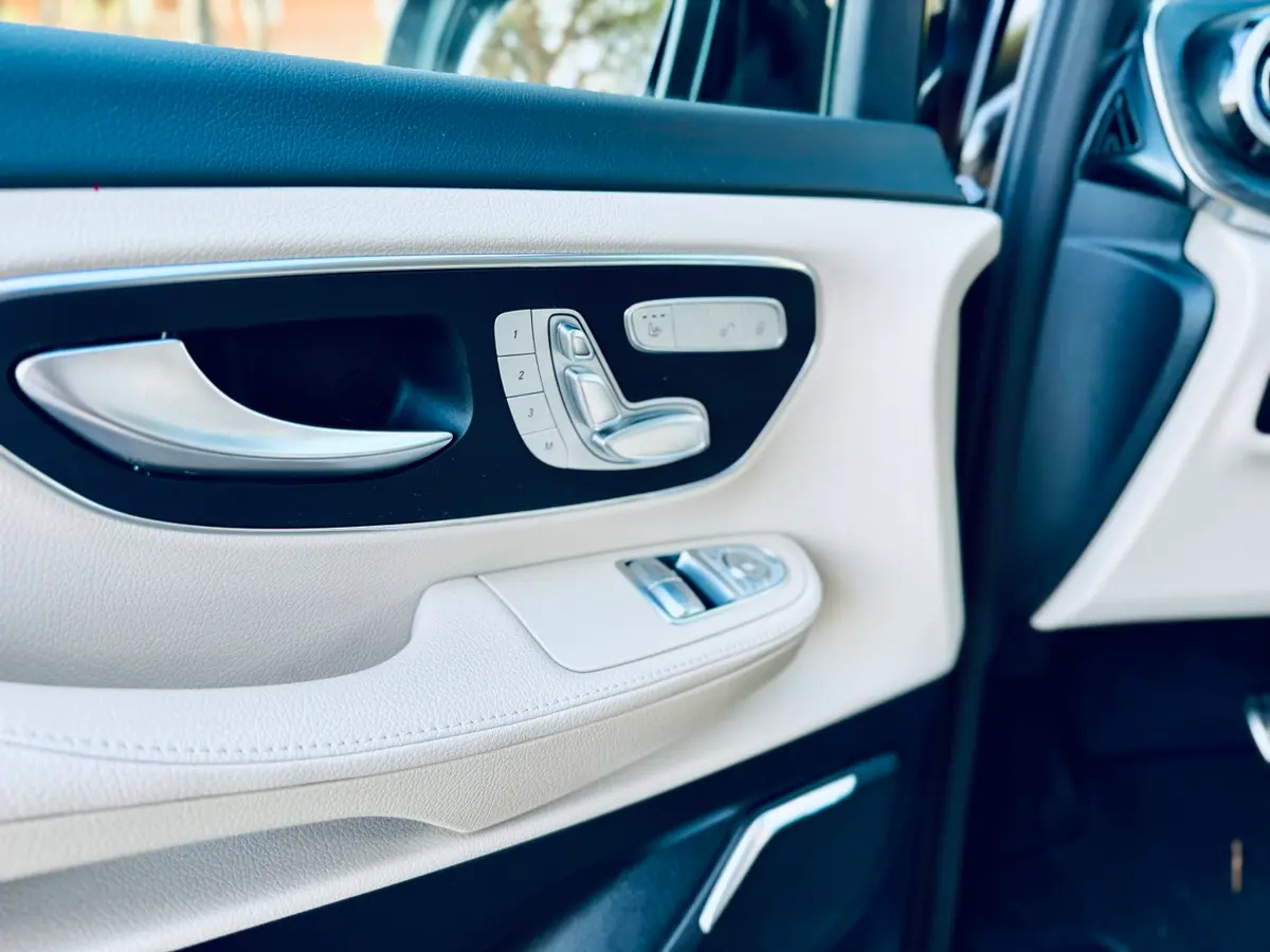 Mercedes Benz V300 4x4 XL VIP (Captain, 7 seat) 2025, vue avant — Geneva Luxury Car Rental, Genève. Mercedes Benz V300 4x4 XL VIP (Captain, 7 seat) à Genève Le Mercedes Benz V300 4x4 XL VIP…