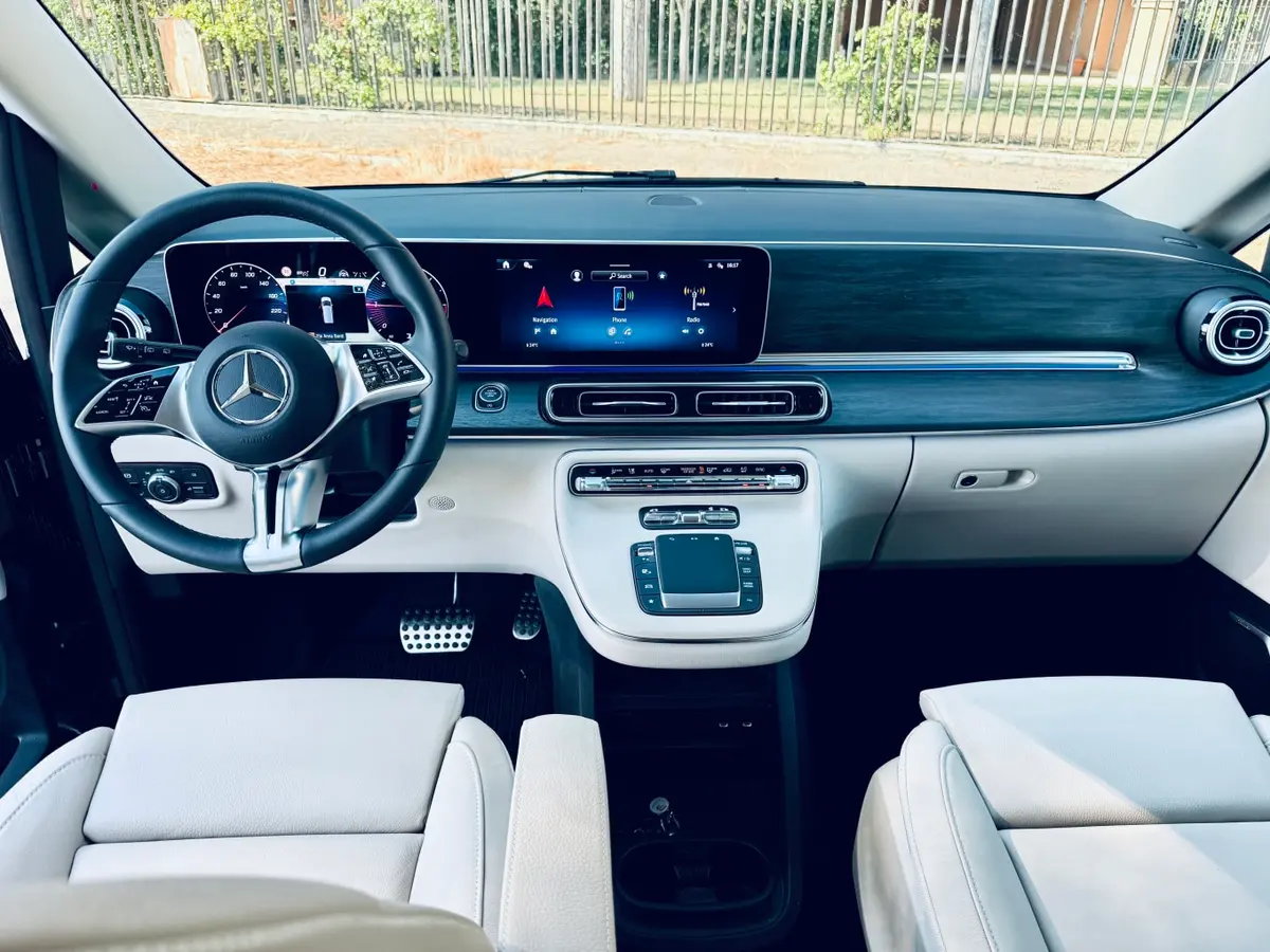 Mercedes Benz V300 4x4 XL VIP (Captain, 7 seat) 2025, vue arrière — Geneva Luxury Car Rental, Genève. Mercedes Benz V300 4x4 XL VIP (Captain, 7 seat) à Genève Le Mercedes Benz V300 4x4 XL VIP…