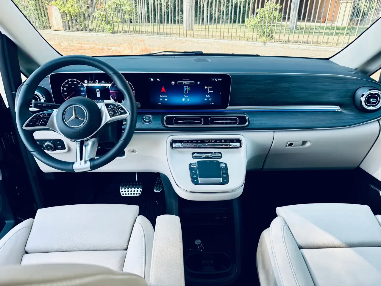 Mercedes Benz V300 4x4 XL VIP (Captain, 7 seat) 2025, vue arrière — Geneva Luxury Car Rental, Genève. Mercedes Benz V300 4x4 XL VIP (Captain, 7 seat) à Genève Le Mercedes Benz V300 4x4 XL VIP…