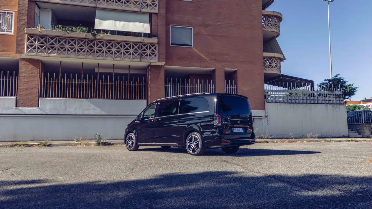 Mercedes Benz V300 4x4 XL VIP (Captain, 7 seat) 2025, intérieur — Geneva Luxury Car Rental, Genève. Mercedes Benz V300 4x4 XL VIP (Captain, 7 seat) à Genève Le Mercedes Benz V300 4x4 XL VIP…