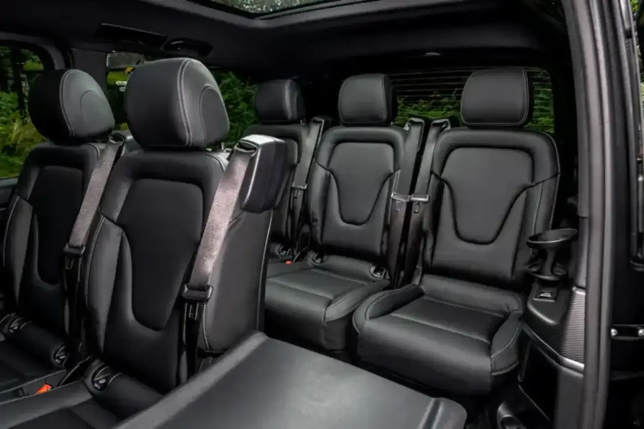 Mercedes Benz V300 8 seats 2025, extérieur — Geneva Luxury Car Rental, Genève. Mercedes Benz V300 8 seats à Genève Le Mercedes Benz V300 8 seats 2025 est proposé à la…