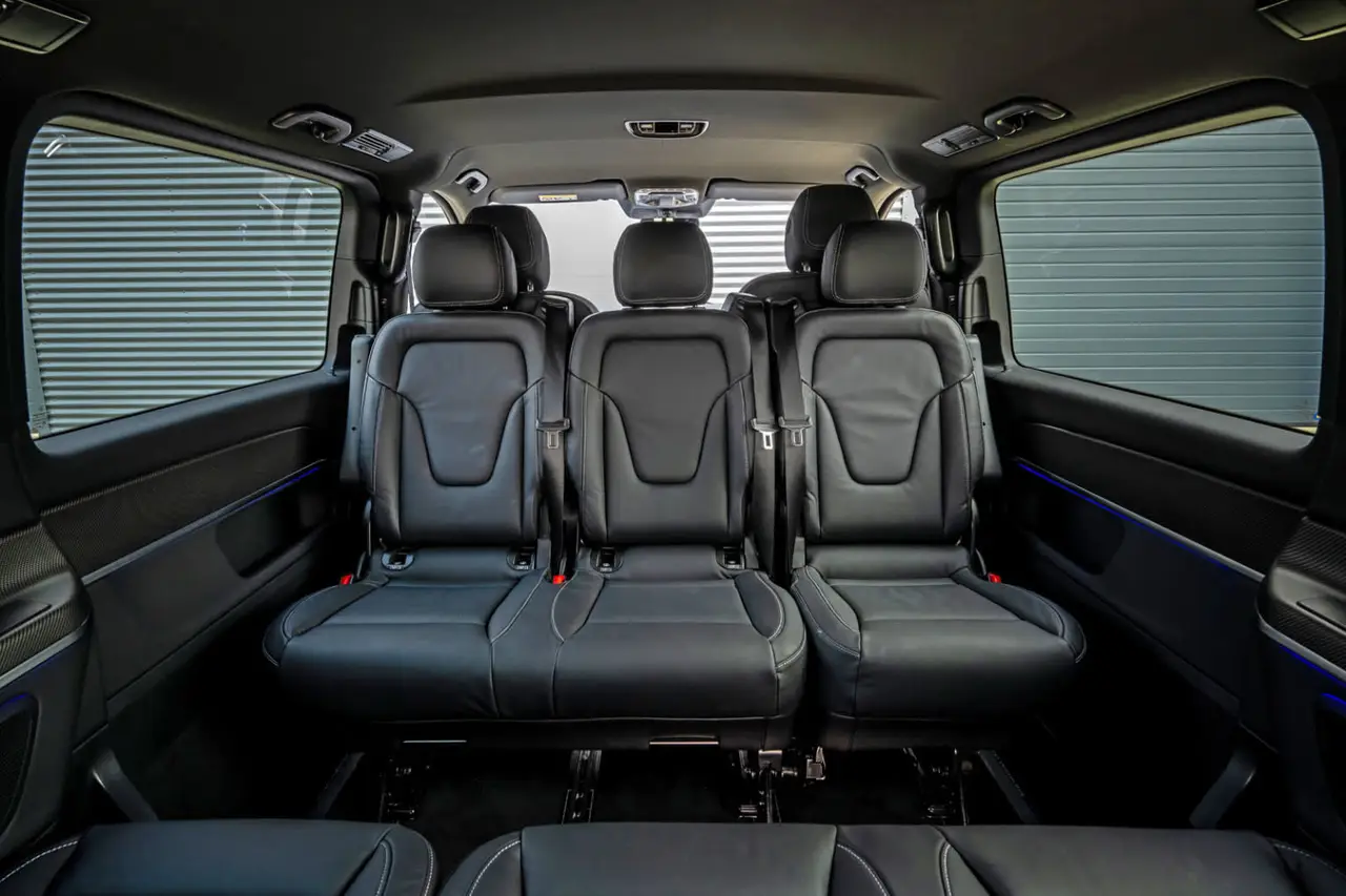 Mercedes Benz V300 8 seats 2025, intérieur — Geneva Luxury Car Rental, Genève. Mercedes Benz V300 8 seats à Genève Le Mercedes Benz V300 8 seats 2025 est proposé à la…