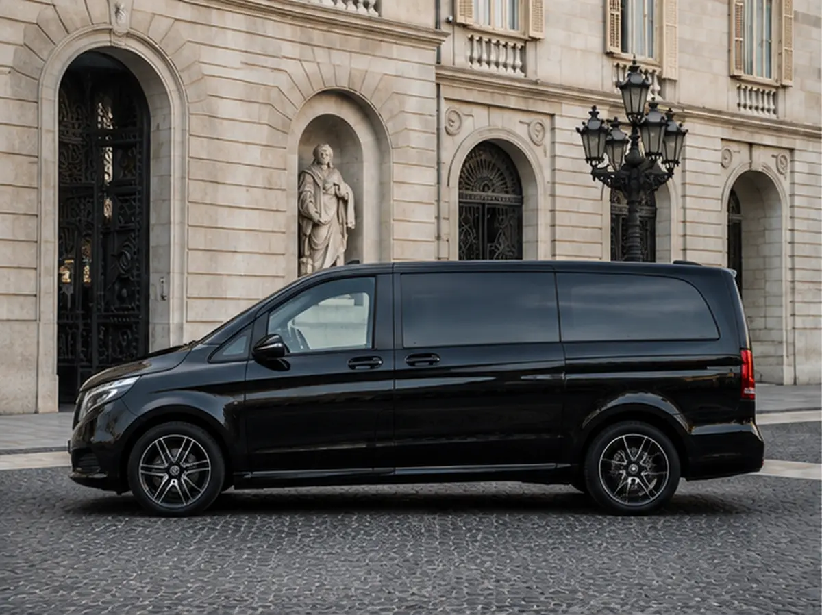 Mercedes V Class 2026, extérieur — Geneva Luxury Car Rental, Genève. Mercedes Benz V Class à Genève Le Mercedes Benz V Class 2026 est proposé à la location à…