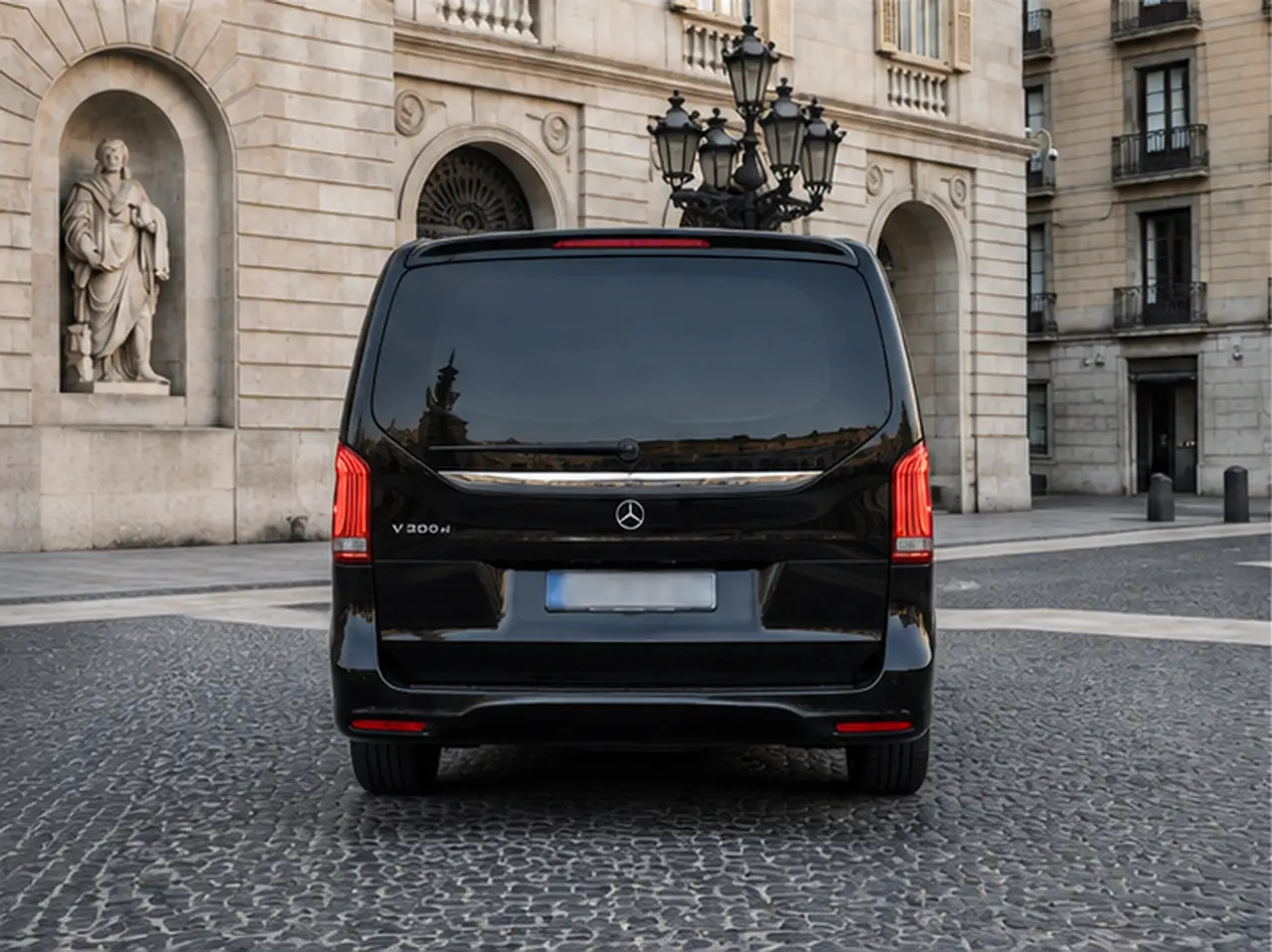 Mercedes V Class 2026, vue arrière — Geneva Luxury Car Rental, Genève. Mercedes Benz V Class à Genève Le Mercedes Benz V Class 2026 est proposé à la location à…