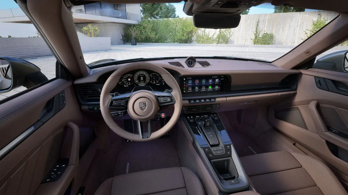 Porsche 911 992 Carrera Turbo S Cabrio 2026, vue arrière — Geneva Luxury Car Rental, Genève. Porsche 911 992 Carrera Turbo S Cabrio à Genève La Porsche 911 992 Carrera Turbo S Cabrio…