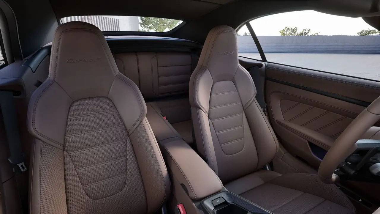 Porsche 911 992 Carrera Turbo S Cabrio 2026, intérieur — Geneva Luxury Car Rental, Genève. Porsche 911 992 Carrera Turbo S Cabrio à Genève La Porsche 911 992 Carrera Turbo S Cabrio…
