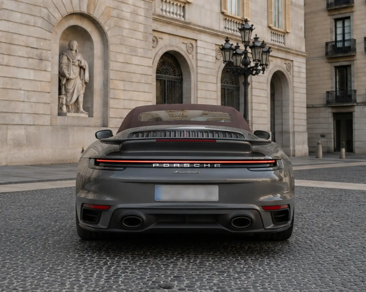 Porsche 911 992 Carrera Turbo S Cabrio 2026, vue arrière — Geneva Luxury Car Rental, Genève. Porsche 911 992 Carrera Turbo S Cabrio à Genève La Porsche 911 992 Carrera Turbo S Cabrio…