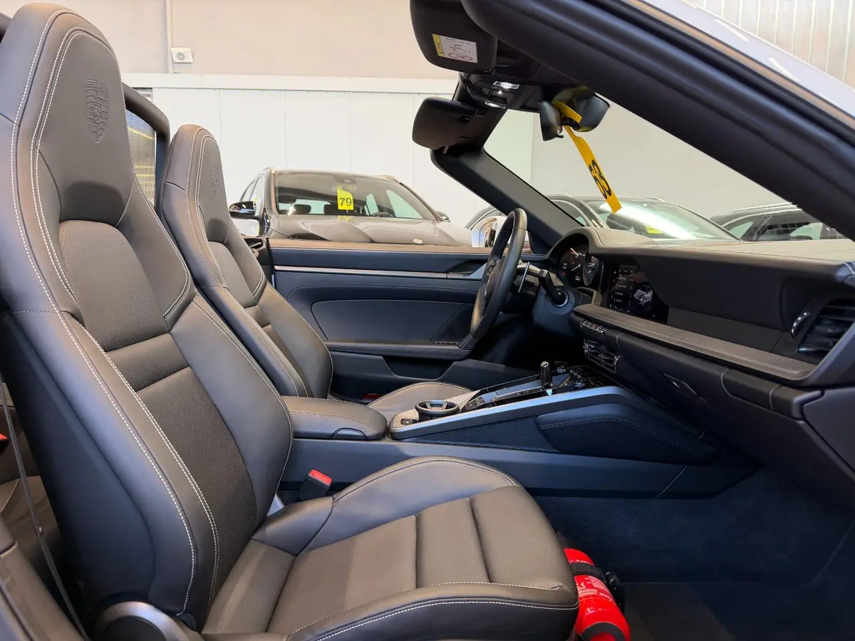 Porsche 911 Carrera S Cabrio (992) 2025, extérieur — Geneva Luxury Car Rental, Genève. Porsche 911 Carrera S Cabrio (992) à Genève La Porsche 911 Carrera S Cabrio (992) 2025…
