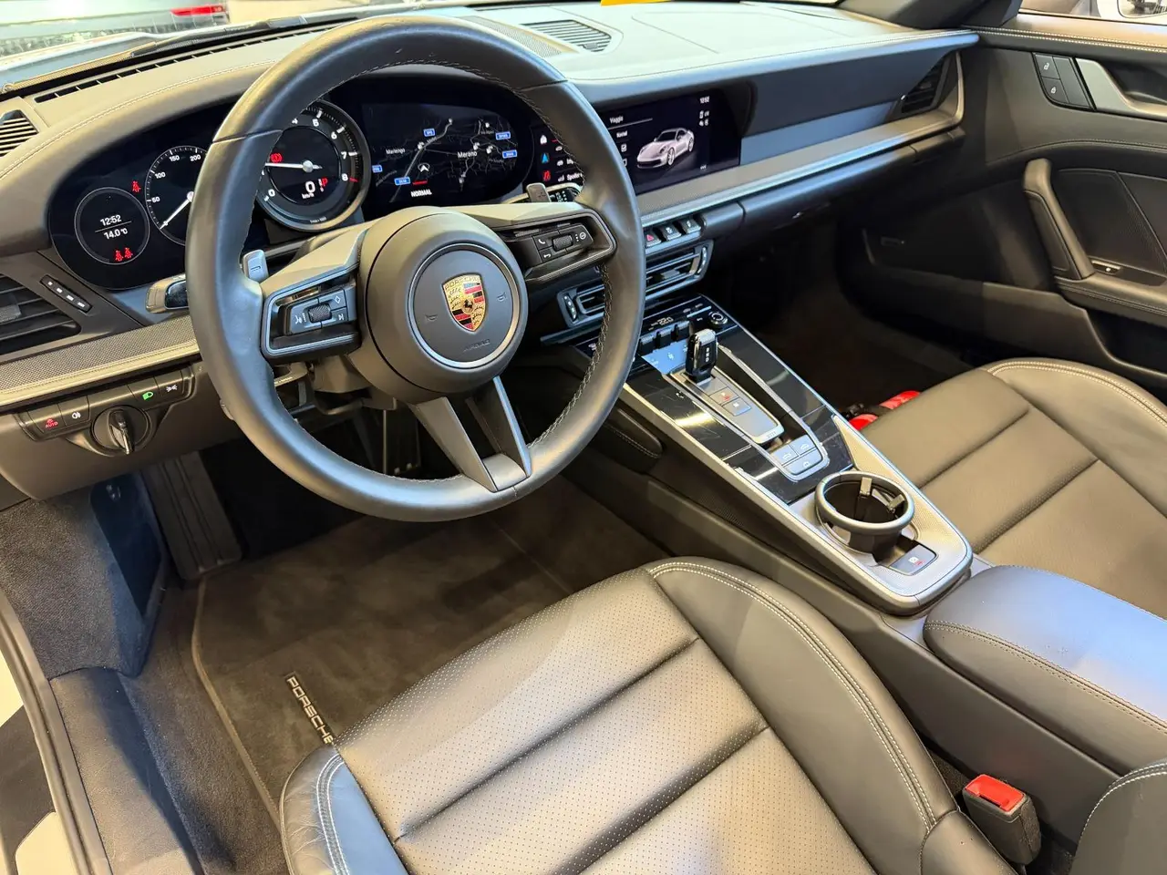 Porsche 911 Carrera S Cabrio (992) 2025, vue avant — Geneva Luxury Car Rental, Genève. Porsche 911 Carrera S Cabrio (992) à Genève La Porsche 911 Carrera S Cabrio (992) 2025…