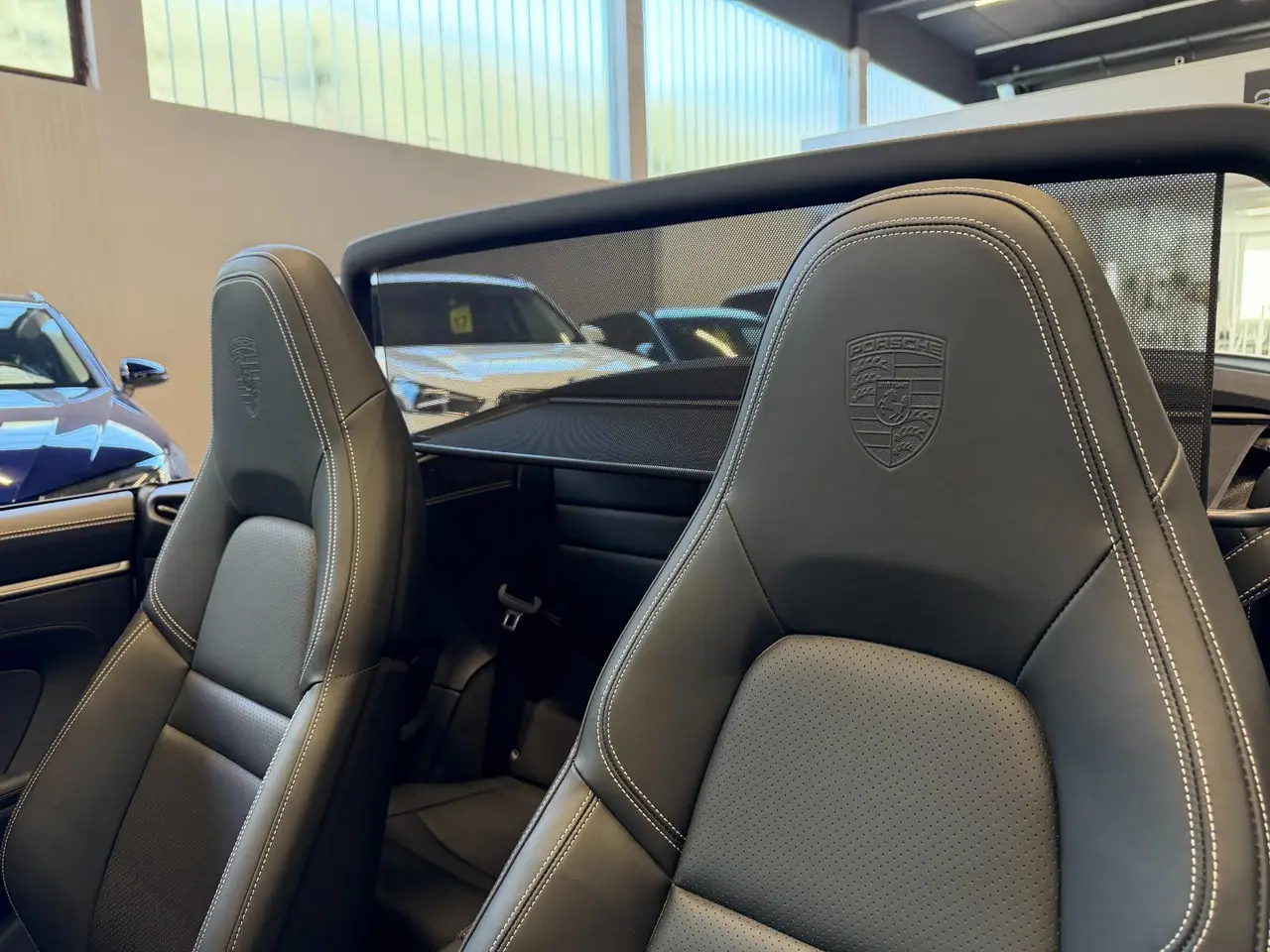 Porsche 911 Carrera S Cabrio (992) 2025, vue arrière — Geneva Luxury Car Rental, Genève. Porsche 911 Carrera S Cabrio (992) à Genève La Porsche 911 Carrera S Cabrio (992) 2025…