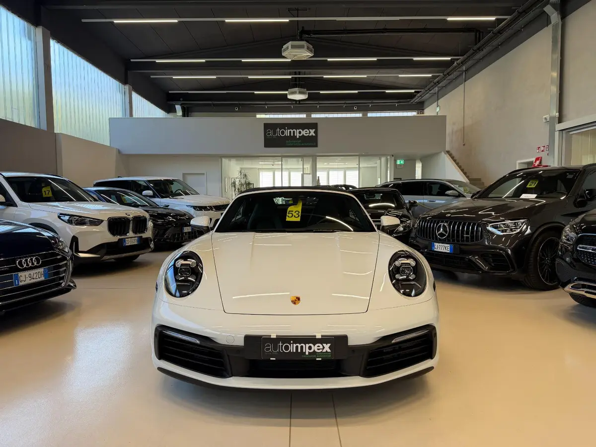 Porsche 911 Carrera S Cabrio (992) 2025, tableau de bord — Geneva Luxury Car Rental, Genève. Porsche 911 Carrera S Cabrio (992) à Genève La Porsche 911 Carrera S Cabrio (992) 2025…